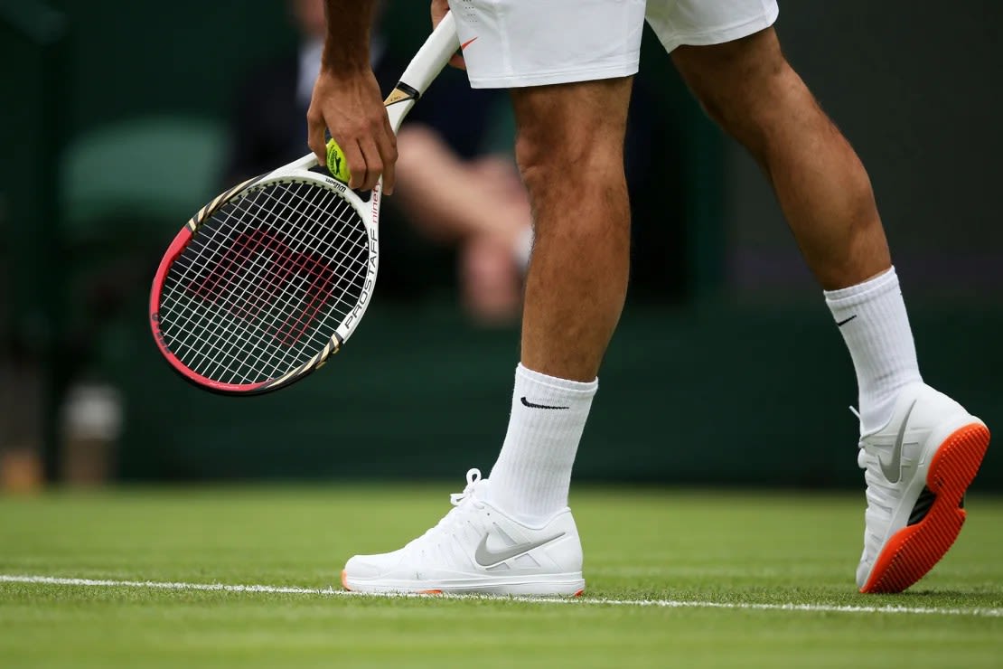 Las zapatillas Nike de suela naranja de Roger Federer fueron prohibidas en Wimbledon tras su partido de primera ronda en 2013, y al año siguiente las normas se endurecieron para los acentos de color.