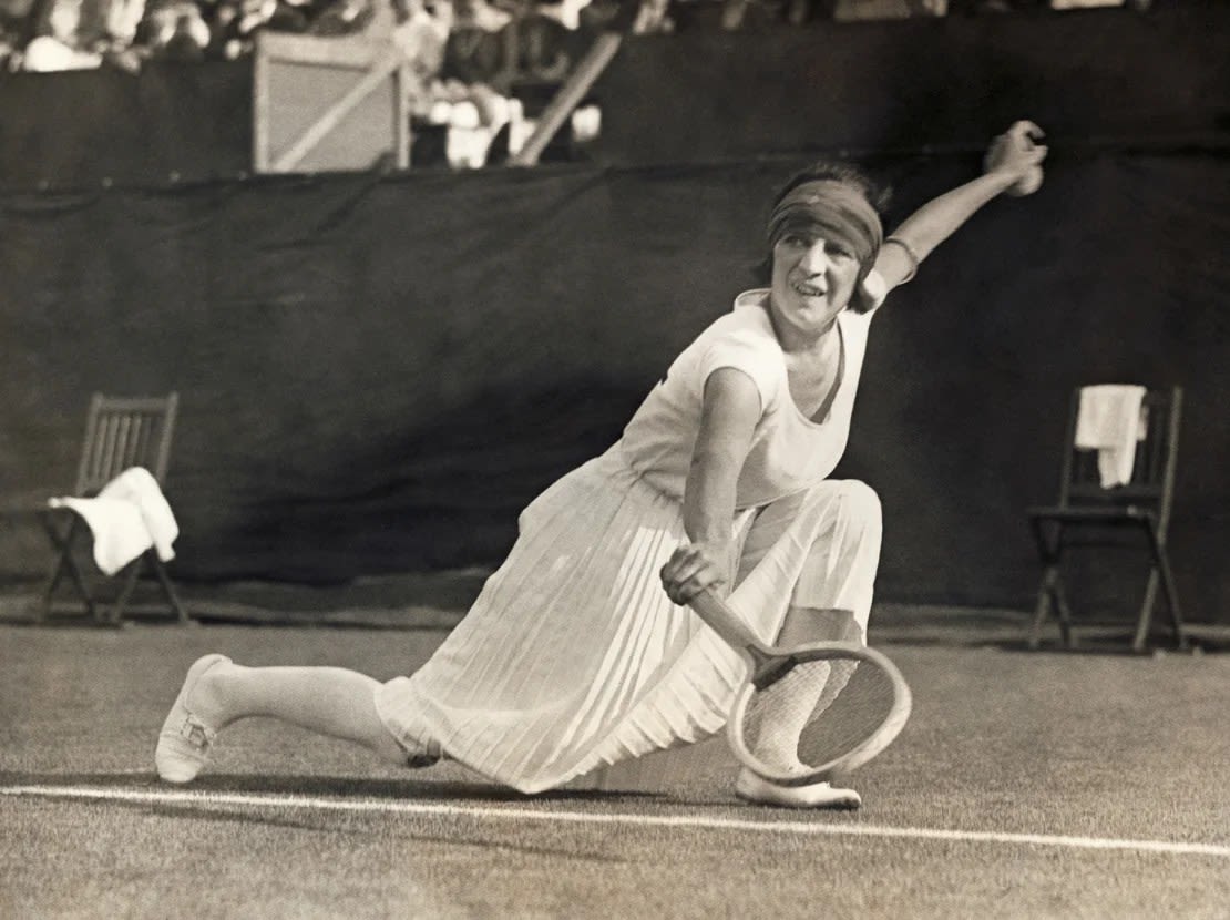 Suzanne Lenglen se convirtió en una jugadora de primer nivel y en una de las favoritas de la moda por sus dobladillos más cortos y sus pañuelos en la cabeza, que le permitían más movilidad en la pista.