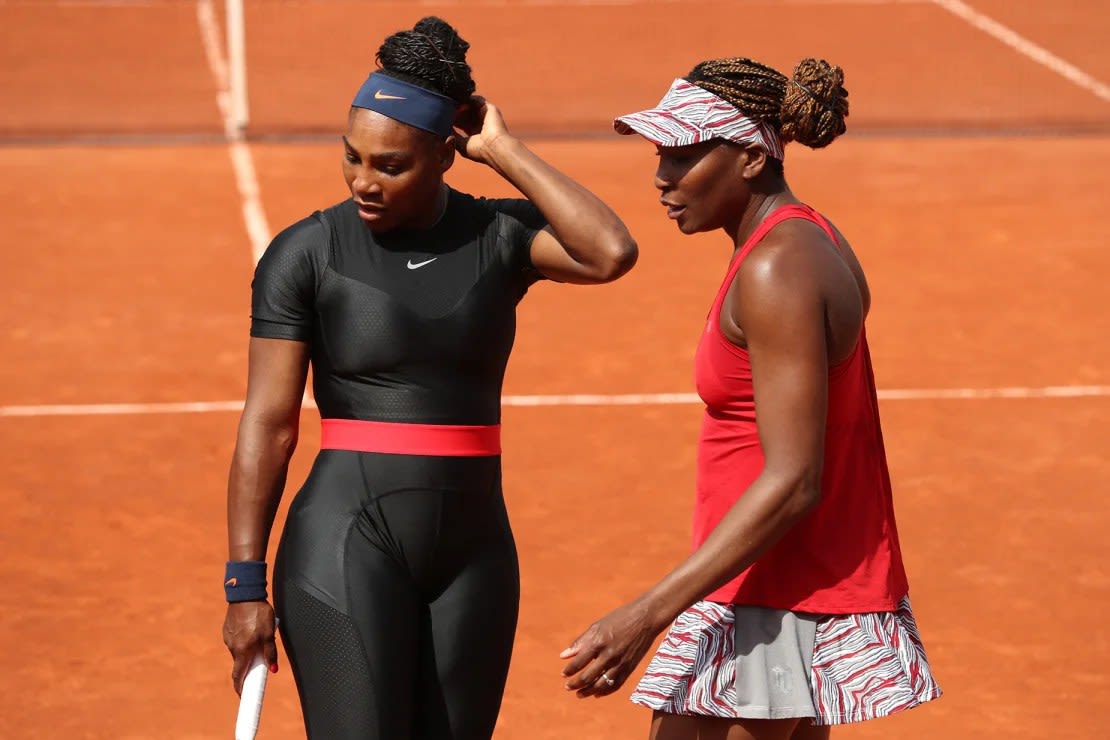 Serena y Venus Williams en la pista del Abierto de Francia 2018. El torneo dijo que no permitiría catsuits en futuras ediciones, pero la Asociación de Tenis Femenino modificó sus reglas para permitir leggings sin falda.