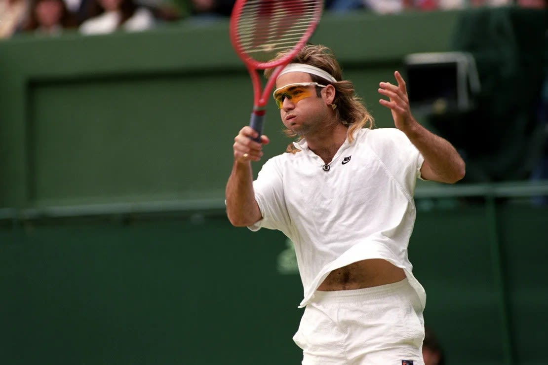 Andre Agassi boicoteó Wimbledon entre 1988 y 1990 por su restrictiva regla de jugar todo de blanco, pero en 1991 se presentó con tonos naranjas.