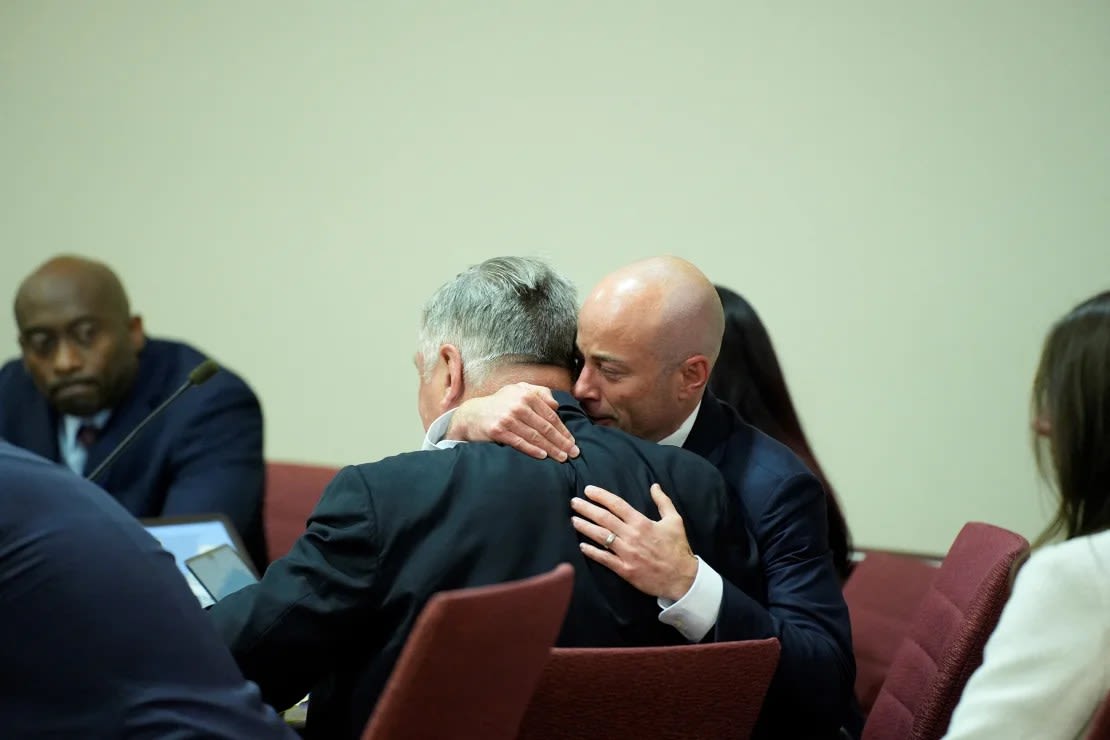 El abogado Luke Nikas abraza al actor Alec Baldwin durante su juicio por homicidio involuntario en el Tribunal de Distrito del Condado de Santa Fe en Santa Fe, Nuevo México, el 12 de julio.