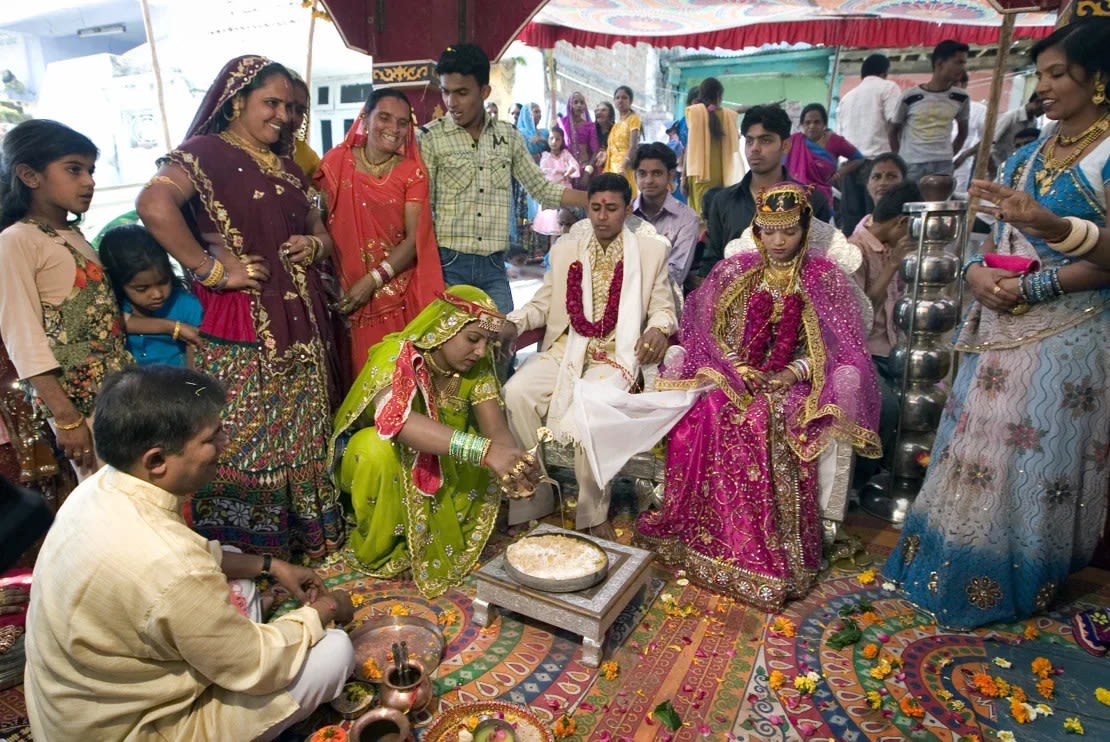 Una pareja india de Bharwad (pastores) participa en una ceremonia de boda en Ahmedabad.