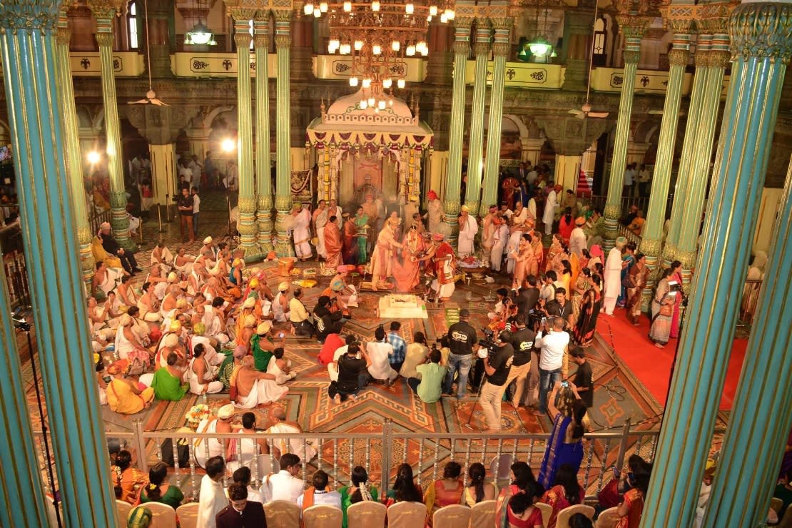 La boda real del 27º jefe titular de la dinastía Wodeyar, Yaduveer Chamraja Krishnadatta Wodeyar, de 24 años, y Trishika Kumari, de la dinastía Dungarpur de Rajasthan. La ceremonia tuvo lugar en el Palacio Amba Vilas.