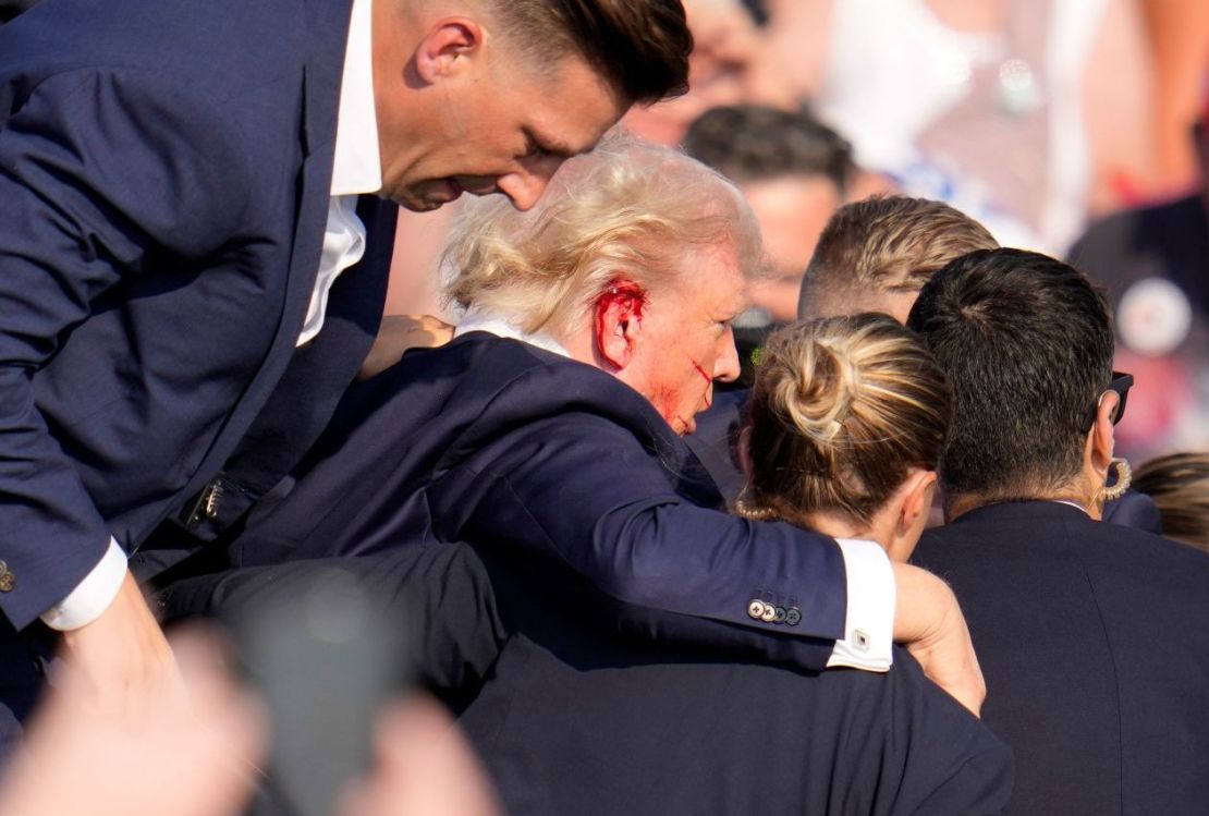 Se ve sangre en la oreja derecha de Trump mientras lo ayudan a salir del escenario. (Foto: Gene J. Puskar/AP).