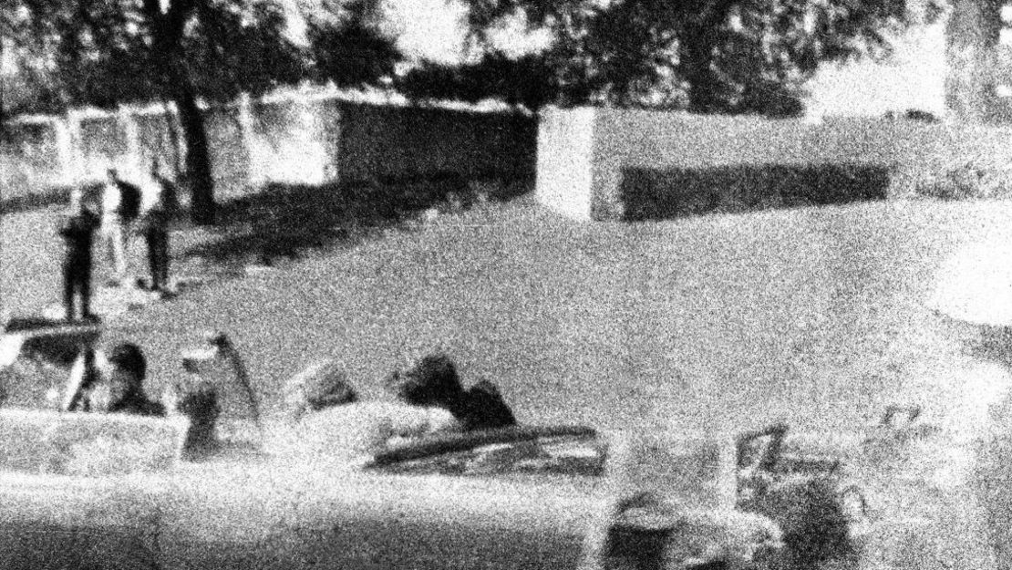 El presidente John F. Kennedy se desploma contra su esposa cuando la bala de un asesino lo alcanza en la cabeza en Dallas el 22 de noviembre de 1963. El gobernador de Texas, John Connally, que resultó herido en el ataque, comienza a girar justo a la izquierda de primera dama Jacqueline Kennedy. (Foto: Mary Ann Moorman/AP).