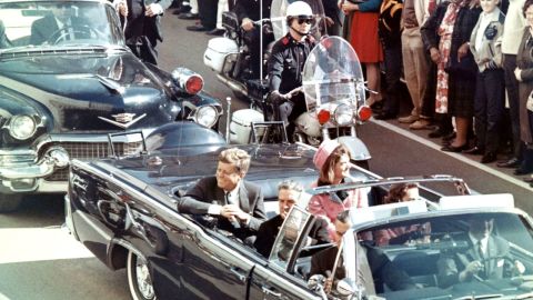 El presidente John F. Kennedy viaja en el asiento trasero con su esposa, Jacqueline, mientras su caravana se dirige hacia Dealey Plaza en Dallas el 22 de noviembre de 1963. Momentos después fue asesinado