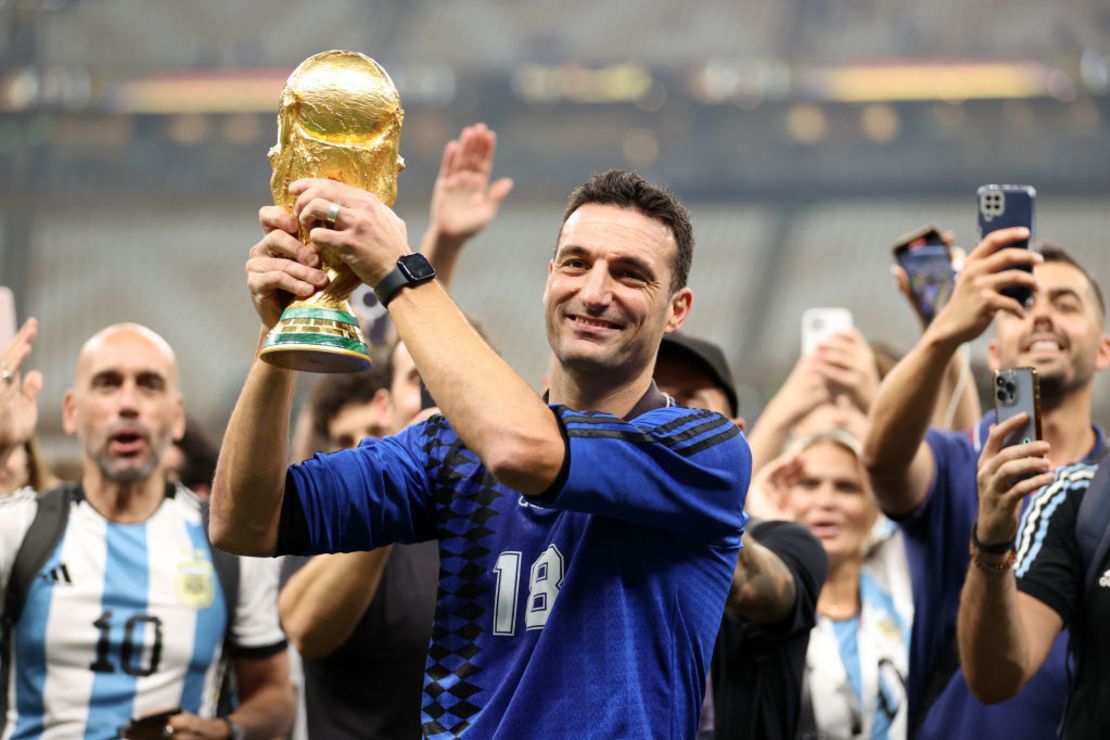 Lionel Scaloni, seleccionador de Argentina, celebra con el trofeo de campeón del Mundial de Qatar 2022 tras la victoria en la final entre Argentina y Francia en el Estadio Lusail el 18 de diciembre de 2022 en la ciudad de Lusail, Qatar.