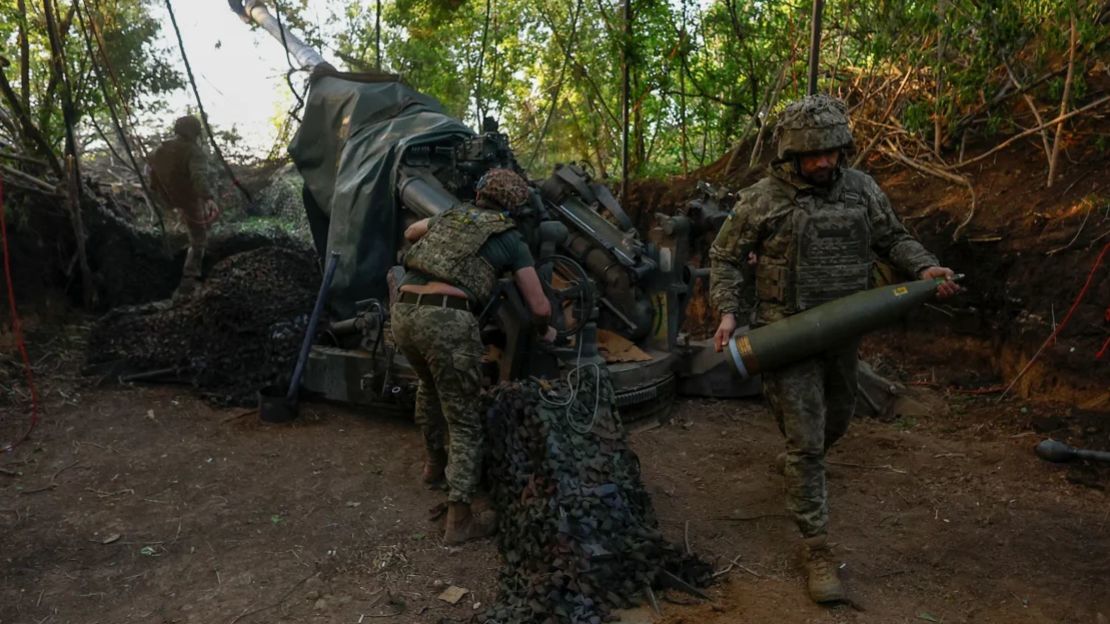 Militares ucranianos de la 148ª Brigada de Artillería Separada de las Fuerzas de Asalto Aéreo de Ucrania se preparan para disparar un obús M777 cerca de una línea del frente en la región de Donetsk, Ucrania, 1 de mayo de 2024.