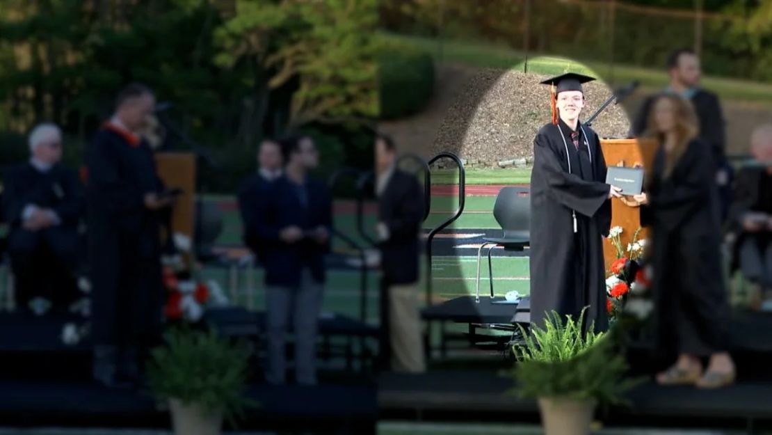 Crooks en un video de su ceremonia de graduación de la escuela secundaria en 2022.