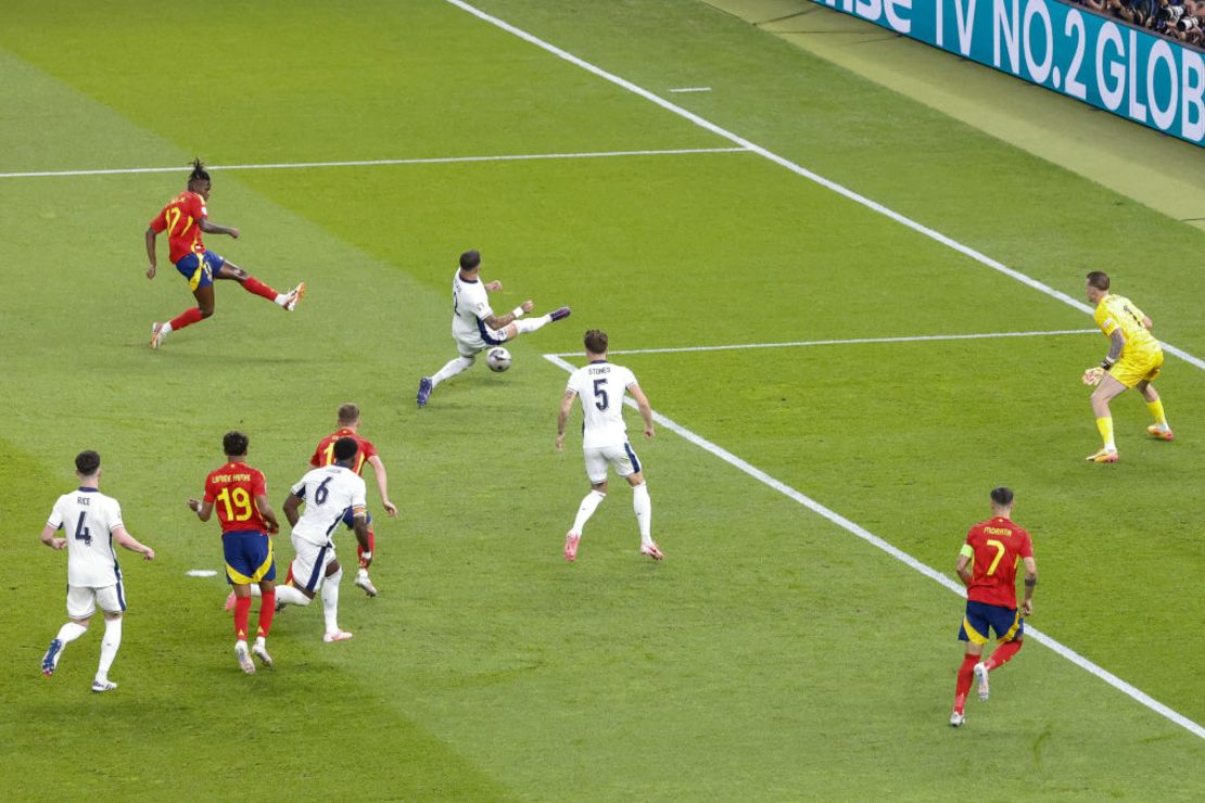 Nico Williams dispara para el primer gol de España en la final de la Euro 2024 contra Inglaterra.