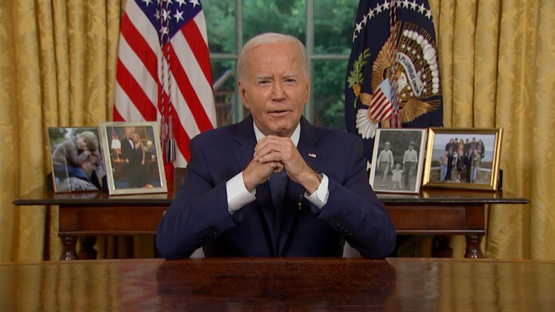 El presidente de Estados Unidos Joe Biden da un discurso desde la Oficina Oval de la Casa Blanca este domingo por la noche.