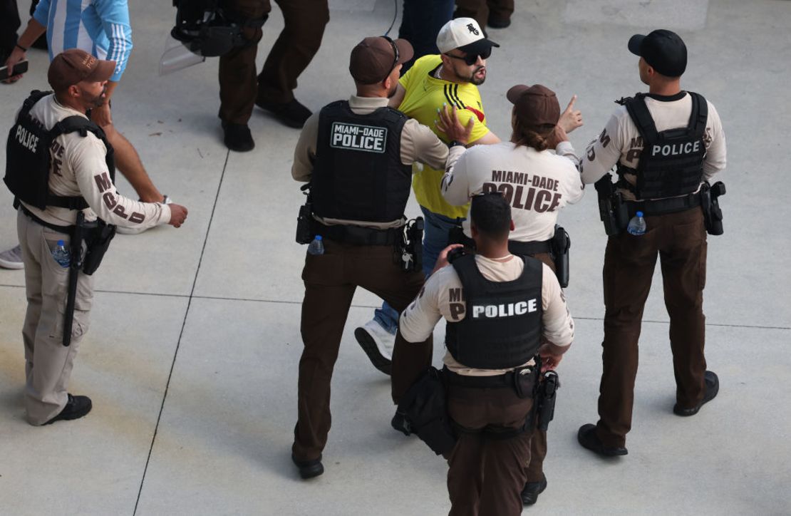 La policía detiene a un hincha de Colombia antes del partido final de la Copa América 2024 en el Hard Rock Stadium el 14 de julio de 2024 en Miami Gardens, Florida.