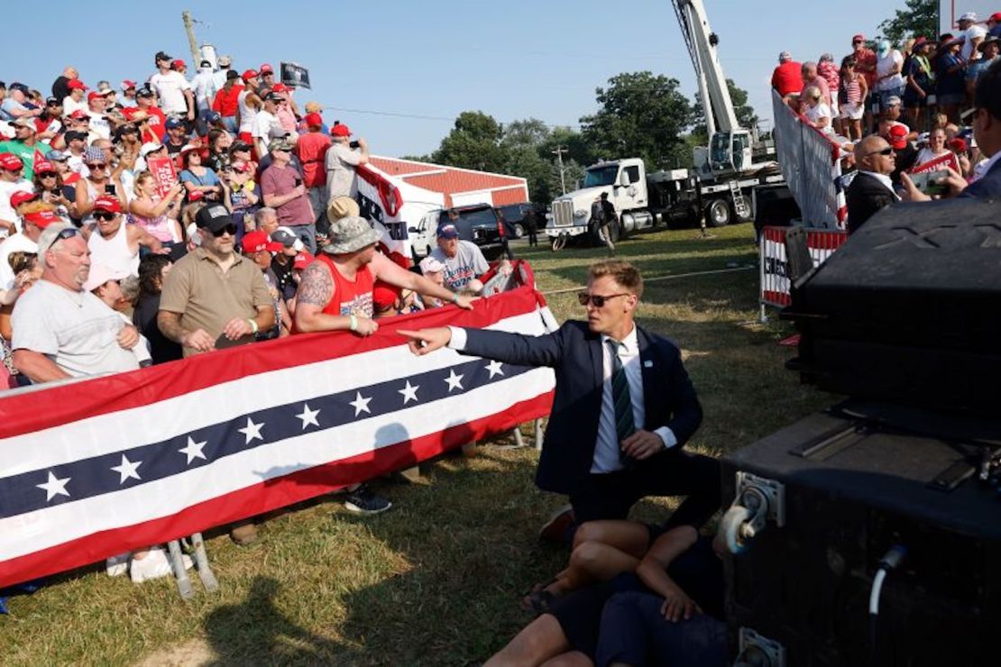 Se ve a un miembro del Servicio Secreto y a la multitud en el mitin del candidato presidencial republicano, el expresidente Donald Trump, el 13 de julio de 2024 en Butler, Pensilvania.