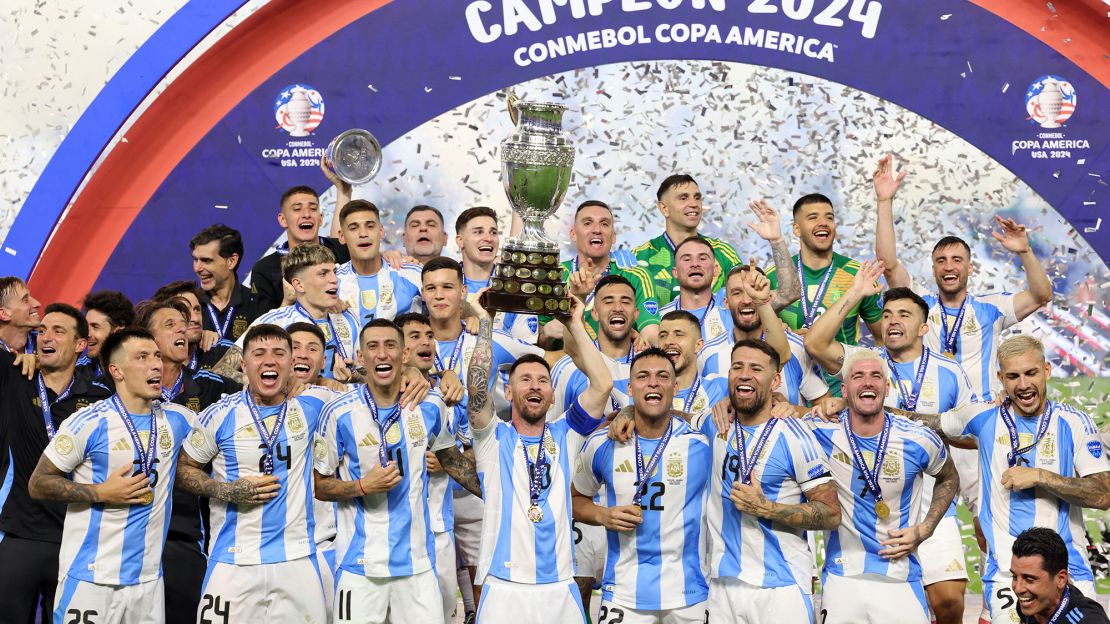 Argentina levanta el trofeo de campeón en el Hard Rock Stadium el 14 de julio de 2014.