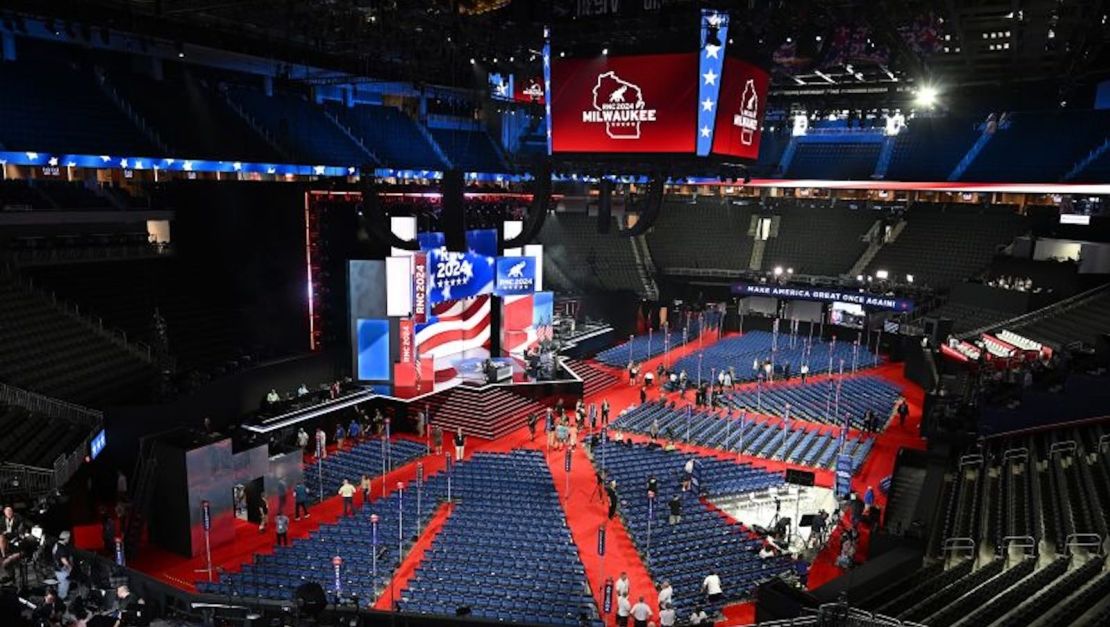 El Fiserv Forum mientras se prepara para la Convención Nacional Republicana el 13 de julio de 2024, en Milwaukee, Wisconsin.