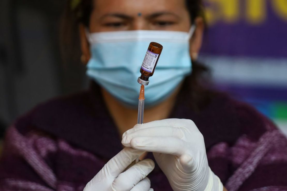 Una paramédico nepalí prepara una dosis de la vacuna contra el sarampión y la rubéola mientras se prepara para administrarla durante una campaña nacional de vacunación en Katmandú, Nepal, en febrero. Crédito: Subaas Shrestha/NurPhoto/Getty Images