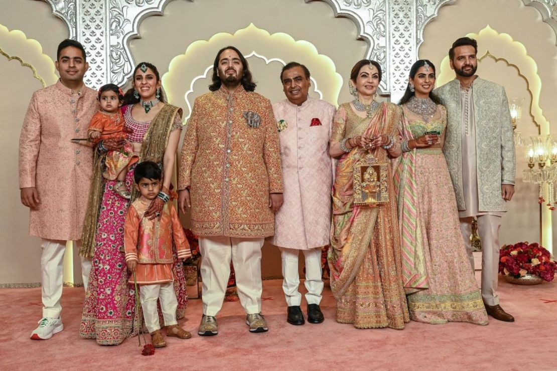 La familia Ambani posa para las fotos a su llegada a la ceremonia de boda del viernes en Mumbai. Crédito: Sujit Jaiswal/AFP/Getty Images