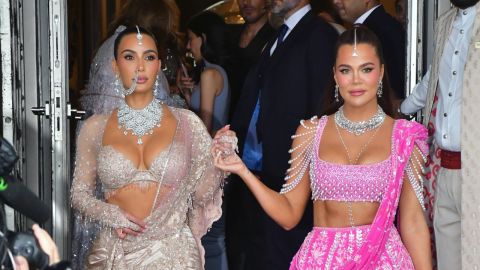 Kim y Khloé Kardashian asisten a la boda de Anant Ambani y Radhika Merchant. Crédito: MEGA/GC Images/Getty Images