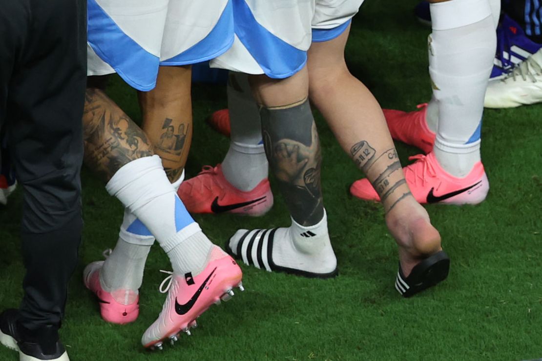 Lionel Messi de Argentina sale del campo tras sufrir una lesión en el partido final de la CONMEBOL Copa América 2024 entre Argentina y Colombia en el Hard Rock Stadium el 14 de julio de 2024. Crédito: Megan Briggs/Getty Images