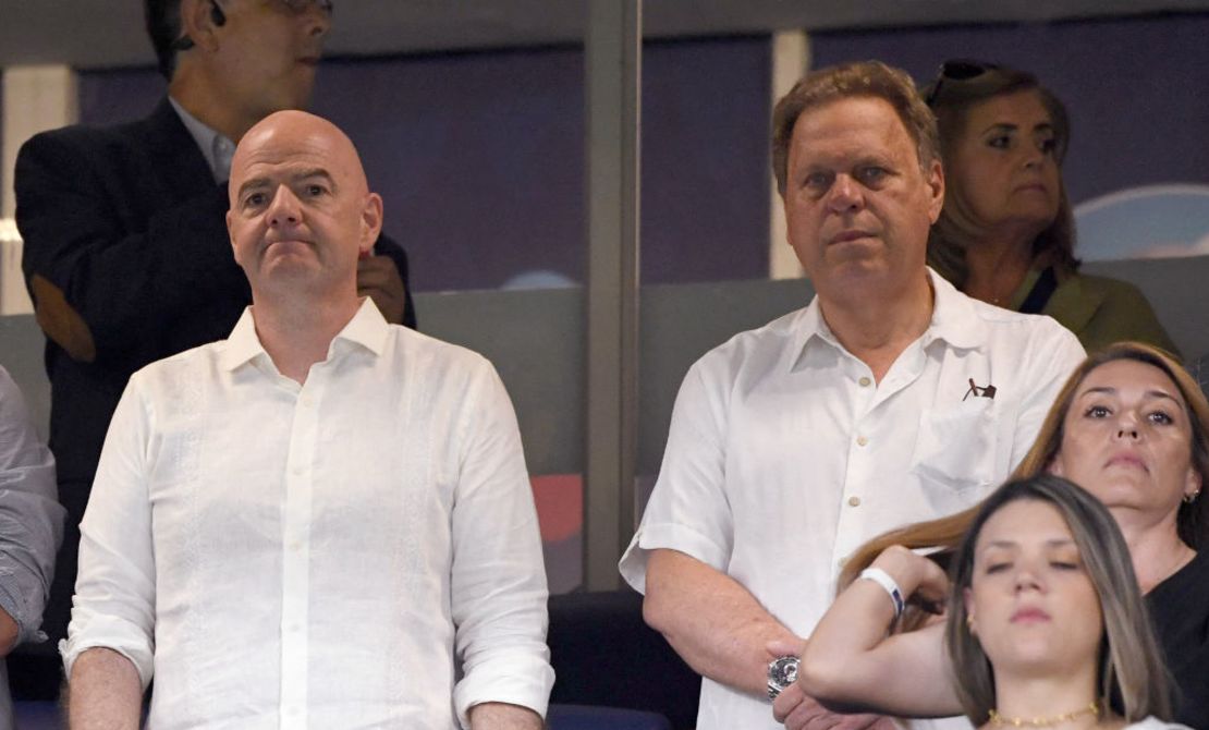 El presidente de la FIFA, Gianni Infantino, y el presidente de la Federación Colombiana de Fútbol, Ramón Jesurun, aparecen en la foto antes del partido de primera ronda de la Copa América femenina entre Ecuador y Colombia en el estadio Pascual Guerrero de Cali, Colombia, el 17 de julio de 2022. Crédito: JUAN BARRETO/AFP vía Getty Images