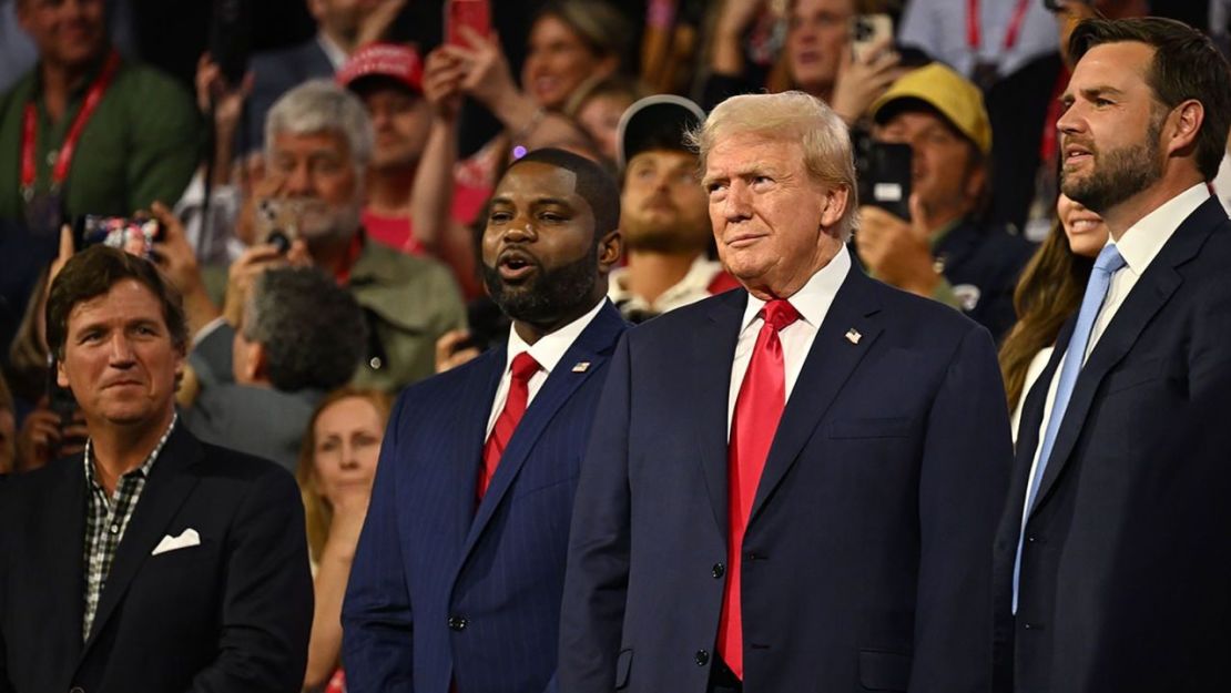 El candidato presidencial republicano y expresidente de Estados Unidos, Donald Trump, con su recién anunciado compañero de fórmula, el senador J.D. Vance (derecha), el lunes 15 de julio.