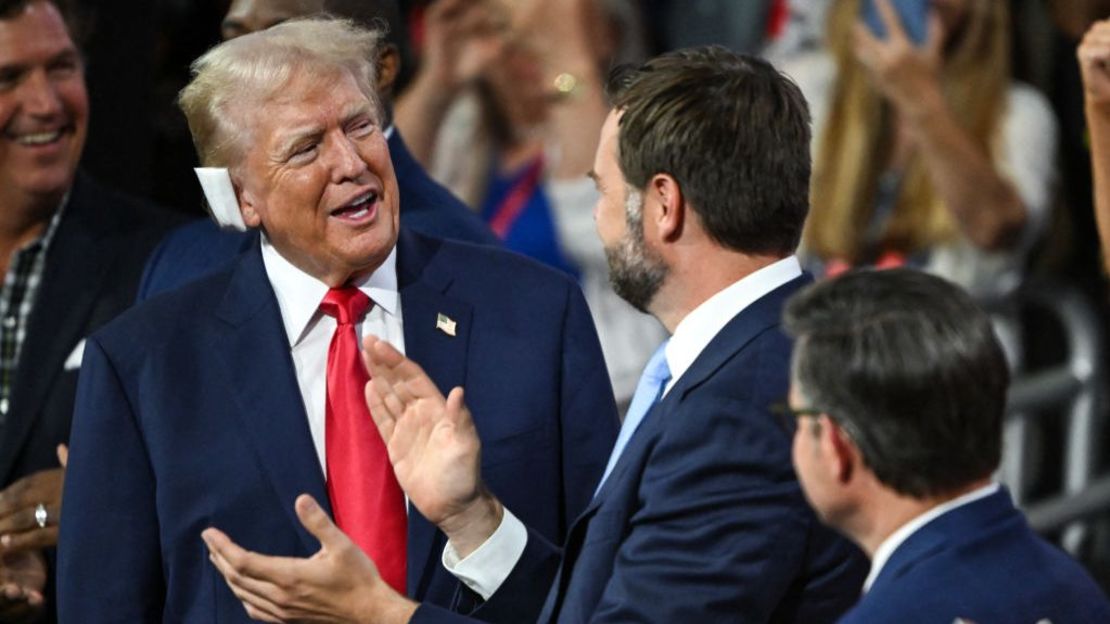 El expresidente de Estados Unidos y candidato presidencial republicano para las elecciones de 2024, Donald Trump, se encuentra junto al senador de Ohio y candidato republicano a la vicepresidencia en 2024, J. D. Vance (2.° a la derecha), y el presidente de la Cámara de Representantes, Mike Johnson, durante el primer día de la Convención Nacional Republicana de 2024 en el Foro Fiserv en Milwaukee, Wisconsin, el 15 de julio de 2024.