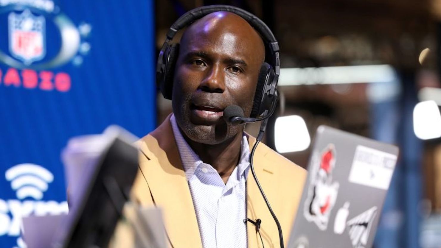 El exjugador de la NFL Terrell Davis habla durante un evento de medios de la NFL en Miami el 31 de enero de 2020, dos días antes del Super Bowl LIV.