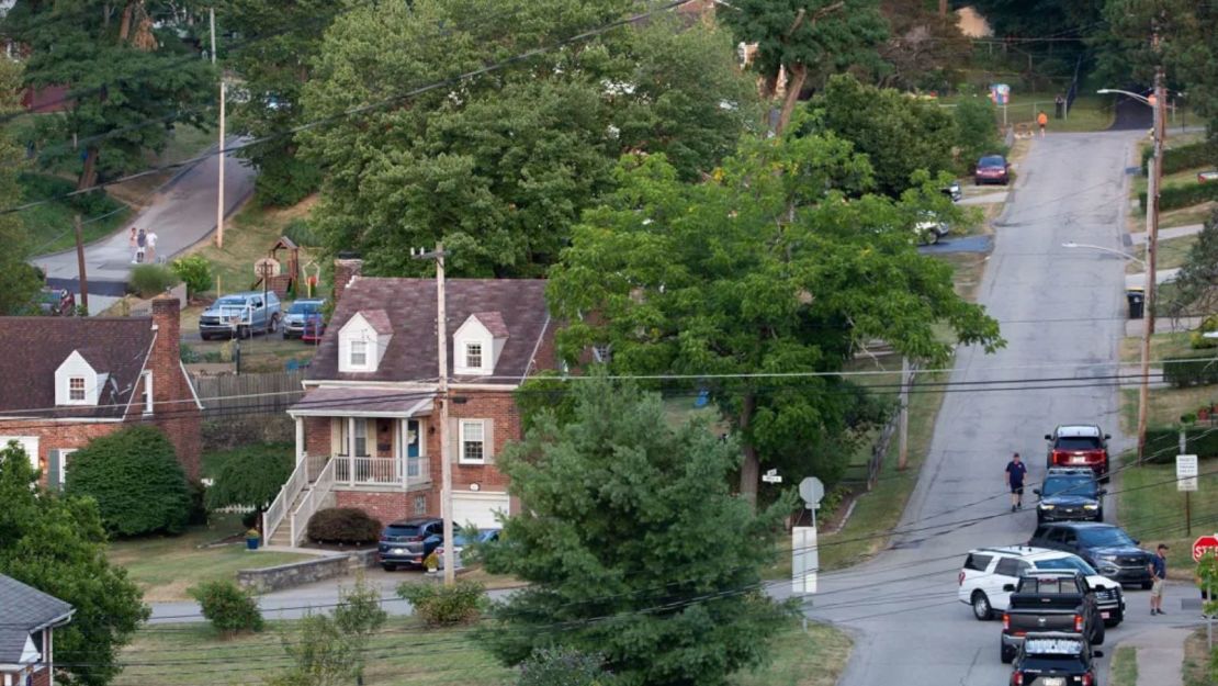 La policía bloquea las carreteras alrededor de la casa de Thomas Matthew Crooks en Bethel Park, Pensilvania, el lunes, mientras el FBI continúa su investigación sobre el intento de asesinato del expresidente Donald Trump. Rebecca