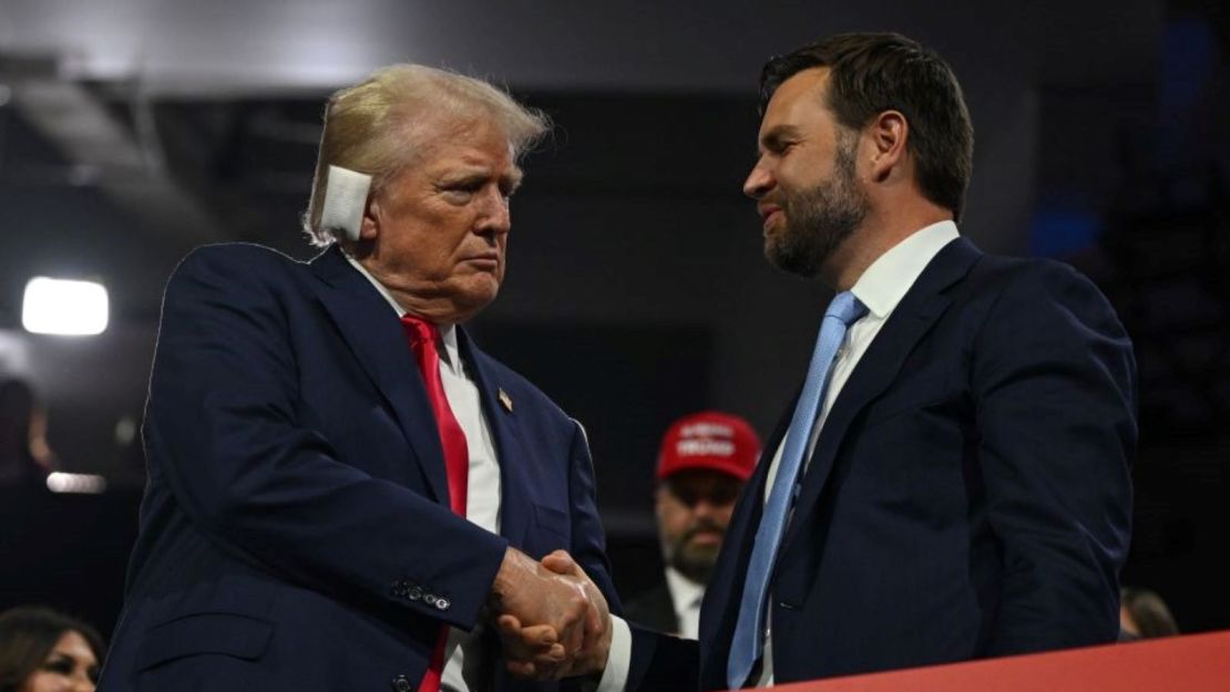 Donald Trump junto a J. D. Vance duante la Convención Nacional Republicana.