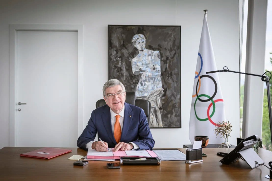 El presidente del COI, Thomas Bach, y sus compañeros alemanes ganaron el oro en los Juegos de 1976 en la competición de esgrima por equipos. Gabriel Monnet/AFP/Getty Images