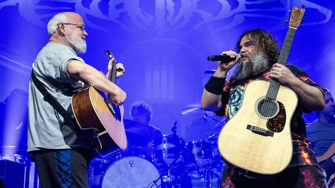 Kyle Gass (a la izquierda) y Jack Black con Tenacious D, fotografiados en el escenario en septiembre de 2023.