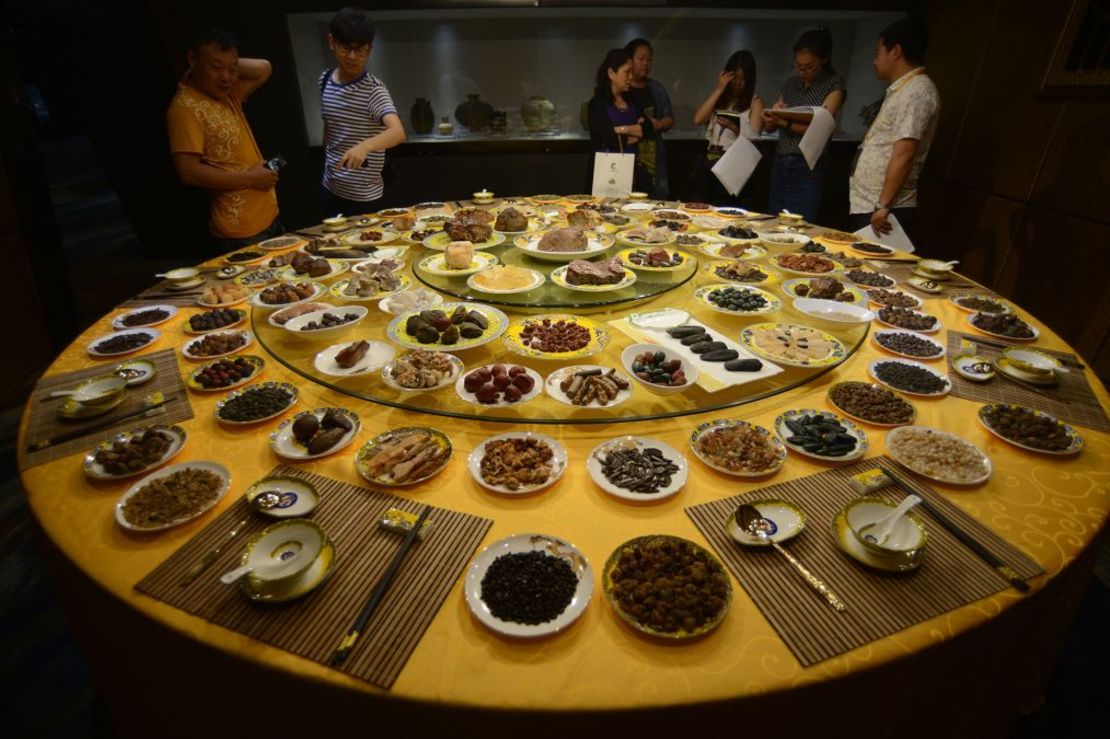 Esta exhibición en una exposición de piedras preciosas en China se inspiró en el Banquete Imperial Manchú Han, que a menudo se confunde con un producto de exportación de la Ciudad Prohibida. Crédito: VCG/Getty Images