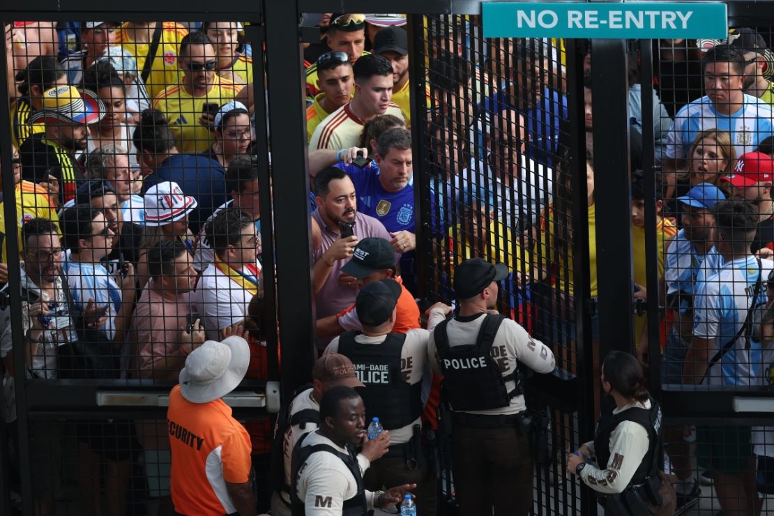 Grandes multitudes de aficionados tratan de entrar en el estadio en medio de disturbios antes del partido final de la CONMEBOL Copa América 2024 entre Argentina y Colombia en el Hard Rock Stadium el 14 de julio de 2024 en Miami Gardens, Florida. Crédito: Megan Briggs/Getty Images