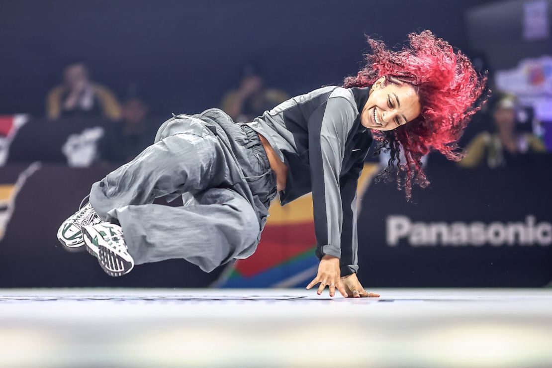 Sarah Bee de Francia compite en la batalla pre-selección de breaking b-girls durante la serie de clasificación olímpica de Budapest en el Campus Ludovica el 22 de junio de 2024 en Budapest, Hungría. Crédito: David Balogh/Getty Images