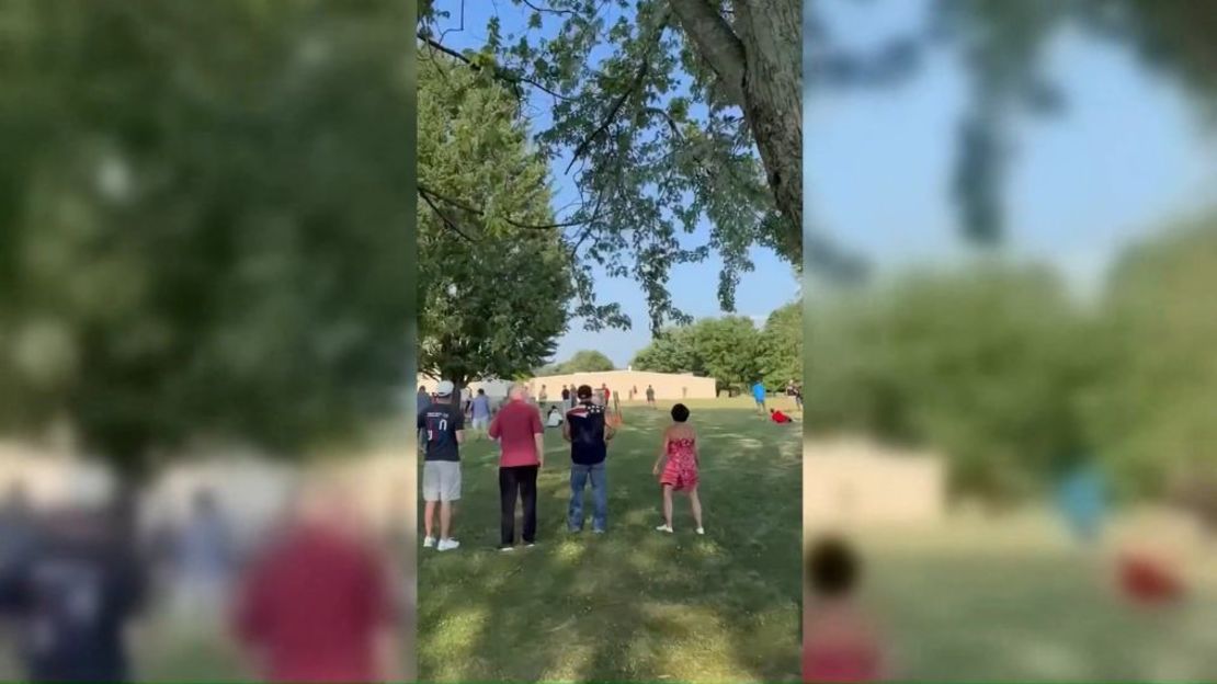 Fuentes policiales en la escena le dicen a CNN que un atacante estaba posicionado en la azotea de un edificio justo afuera del lugar donde el expresidente Donald Trump estaba celebrando su mitin en Butler, Pensilvania. Obtenido de video.