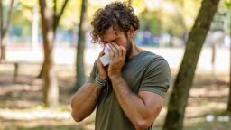 Las personas que deben preocuparse por un contagio de covid-19 este verano son las mayores, las inmunodeprimidas o las que padecen otras afecciones médicas. Crédito: ProfessionalStudioImages/E+/Getty Images