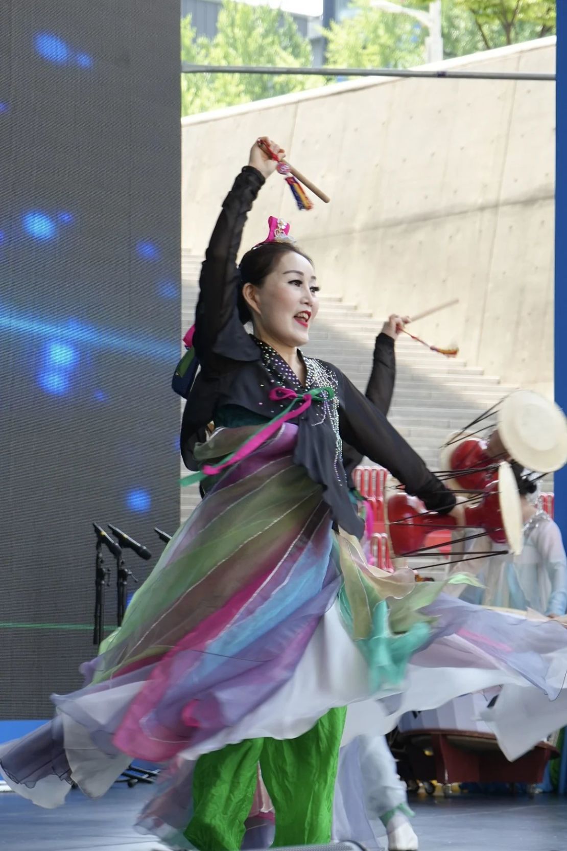 El festival del Día de los Desertores en Seúl incluyó actuaciones de danza y música, muchas de ellas a cargo de grupos de refugiados norcoreanos que se reasentaron en el sur. Crédito: Mike Valerio/CNN.