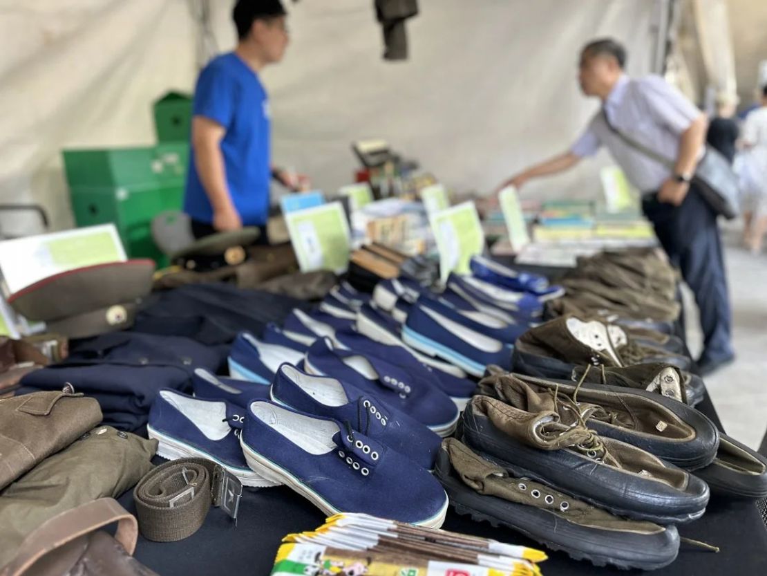 Una organización sin fines de lucro tiene un stand que exhibe artículos de uso diario utilizados por los norcoreanos, incluidas botas militares, zapatos y dinero norcoreano, en la celebración del Día de los Desertores en Seúl el 14 de julio. Crédito: Yoonjung Seo/CNN.