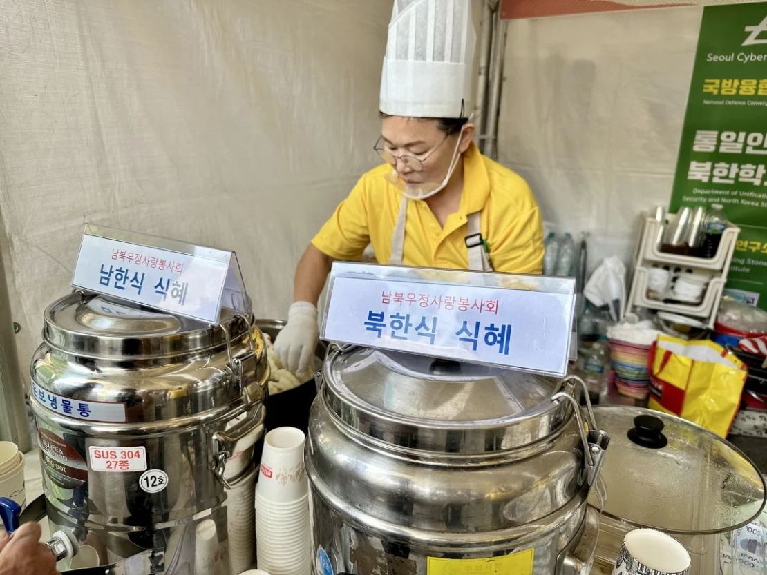 Un puesto instalado por desertores norcoreanos vende postres de arroz tradicionales al estilo de Corea del Norte y del Sur en la celebración del Día de los Desertores en Seúl, Corea del Sur, el 14 de julio. Crédito: Yoonjung Seo/CNN.