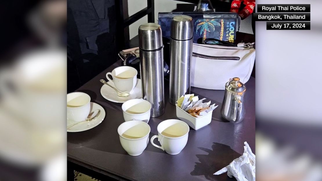 La Policía de Bangkok dice que se encontraron restos de cianuro en las tazas de té.