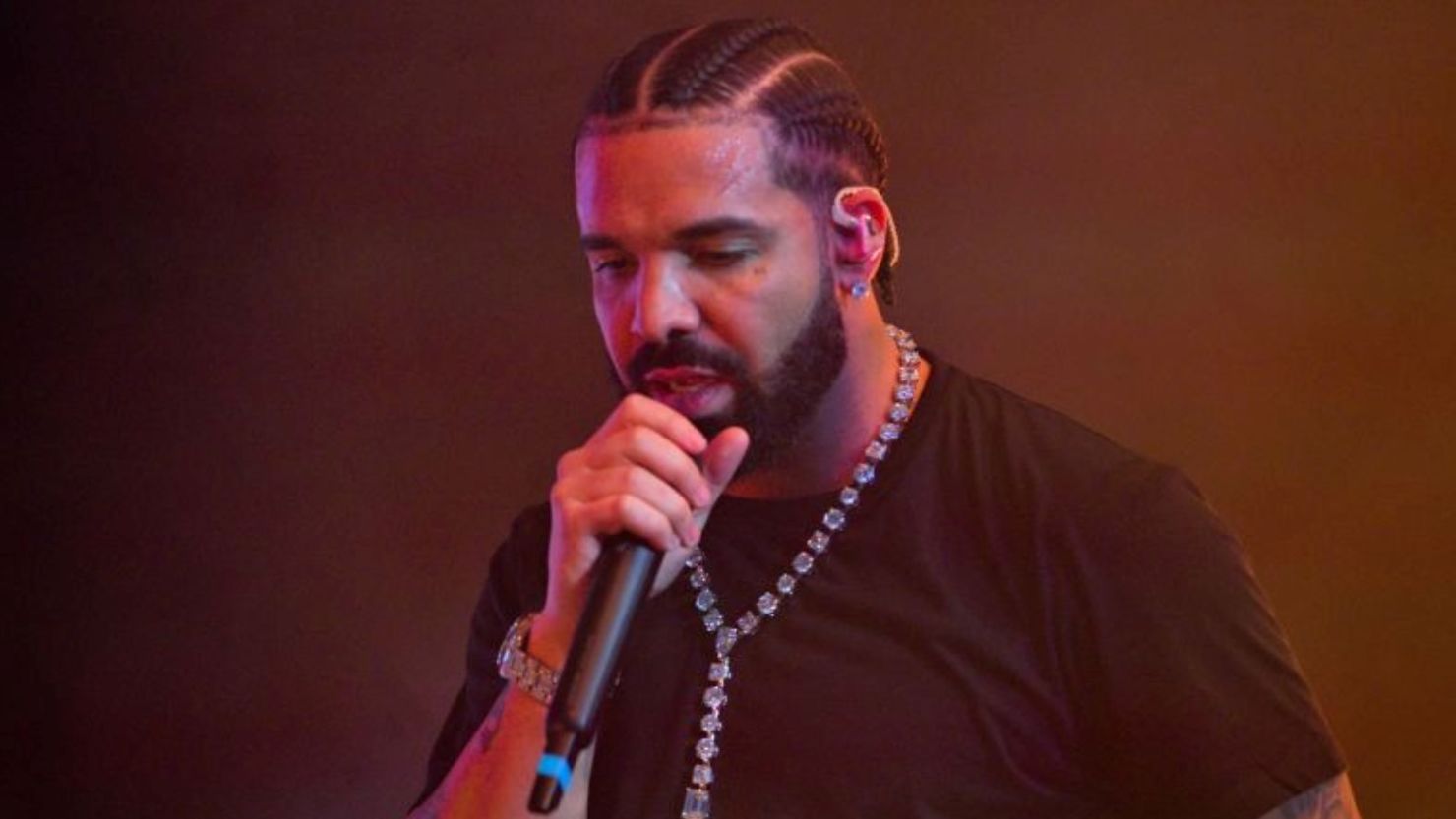 El rapero Drake actuó en el escenario durante el "Concierto de Celebración de Cumpleaños de Lil Baby & Friends" en el State Farm Arena el 9 de diciembre de 2022 en Atlanta, Georgia.