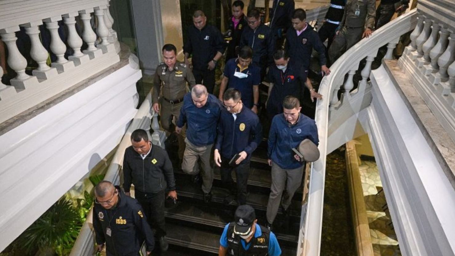 Los oficiales de policía investigan el descubrimiento de seis cuerpos en un hotel de cinco estrellas en Bangkok el 16 de julio de 2024.
