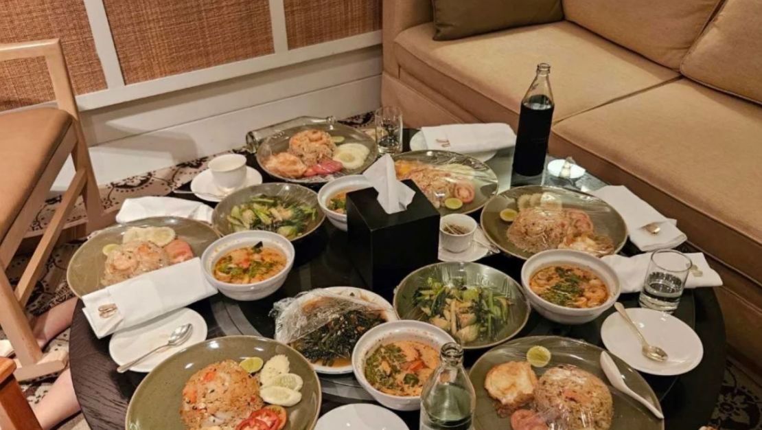 Comidas intactas se encuentran en una mesa en una suite del Hotel Grand Hyatt Erawan de Bangkok, donde seis personas fueron encontradas muertas el 16 de julio de 2024.