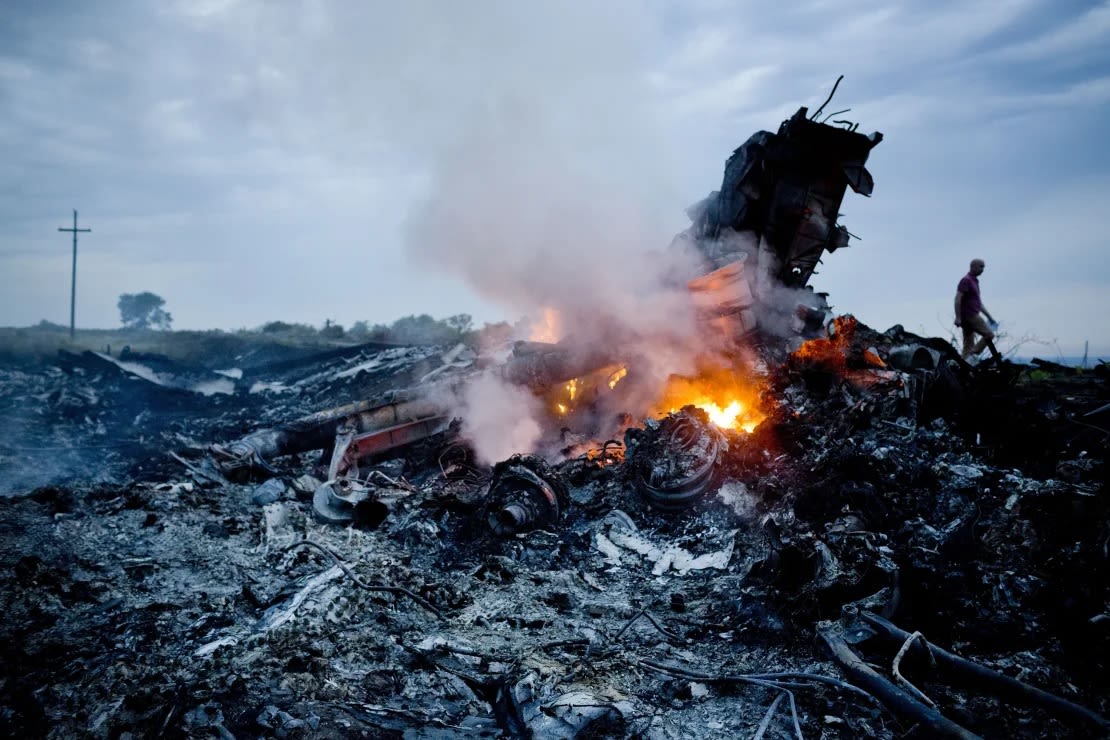 Los restos del vuelo MH17 de Malaysia Airlines arden en un campo el 17 de julio de 2014 en Grabovo, Ucrania, cerca de la frontera con Rusia.