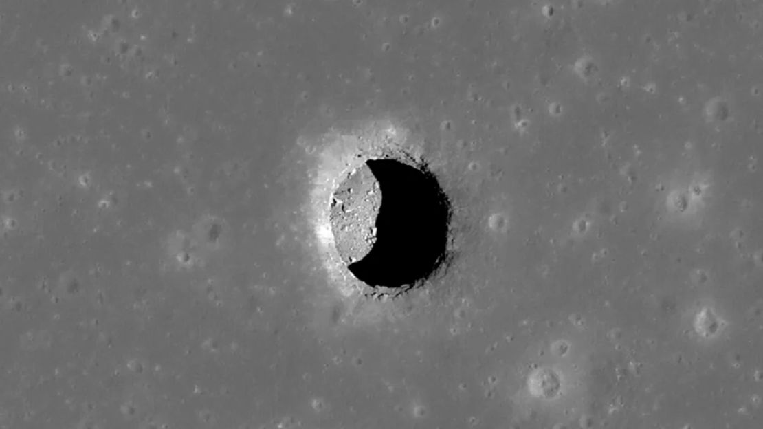 Científicos descubrieron una gran cueva lunar conectada a la fosa hallada en el Mare Tranquillitatis de la Luna.