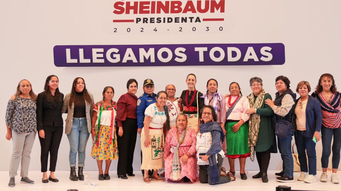 Claudia Sheinbaum, ganadora de la elección presidencial de México, se reúne con adultas mayores indígenas el 16 de julio en la Ciudad de México.