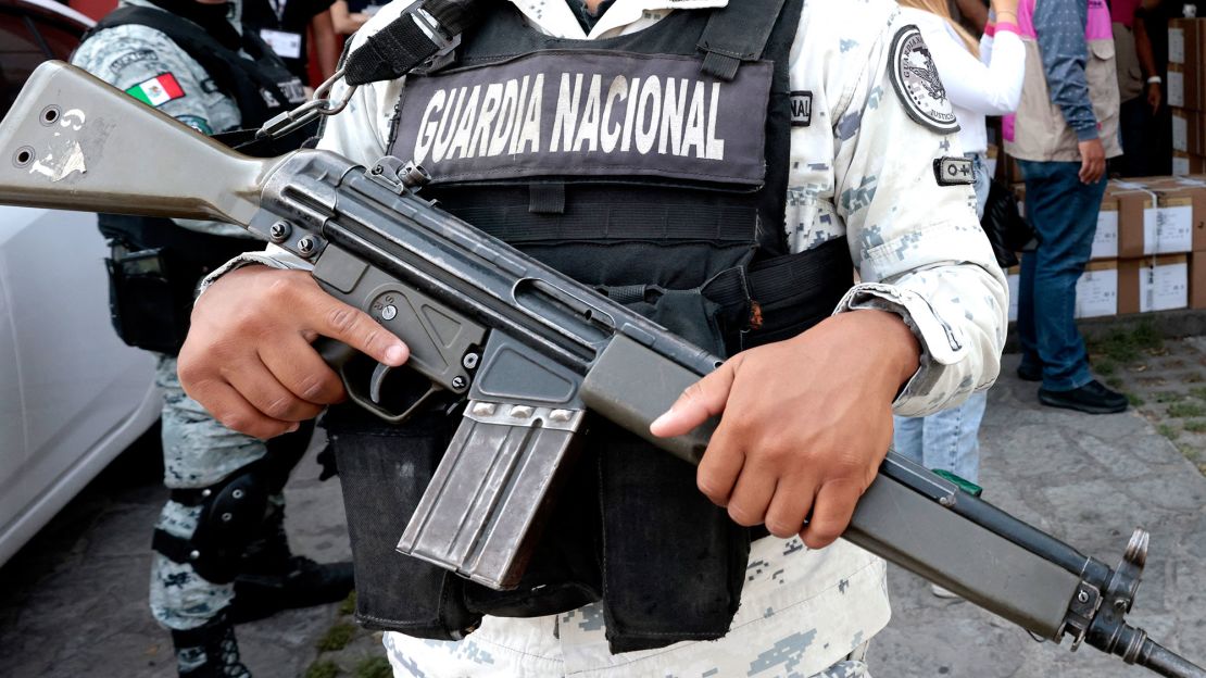 Un miembro de la Guardia Nacional en un distrito electoral en Zapopan, estado de Jalisco, México, el 11 de mayo de 2024. Crédito: ULISES RUIZ/AFP vía Getty Images