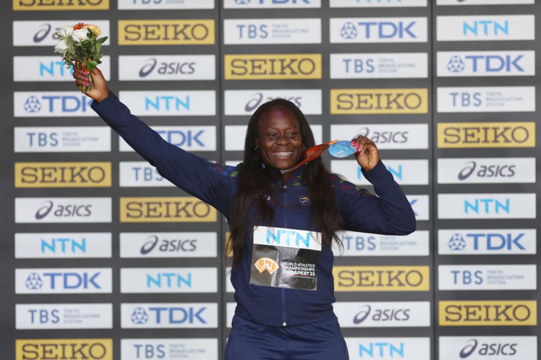 Flor Denis Ruiz Hurtado, medallista de plata del equipo de Colombia, celebra en el podio durante la ceremonia de entrega de medallas de la final femenina de lanzamiento de jabalina durante el octavo día del Campeonato Mundial de Atletismo Budapest 2023, en el Centro Nacional de Atletismo el 26 de agosto de 2023 en Budapest, Hungría.