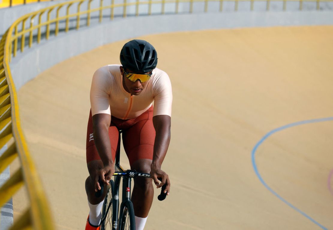 El velocista colombiano Kevin Quintero monta en bicicleta durante una sesión de entrenamiento en Medellín, Colombia, el 29 de abril de 2024.