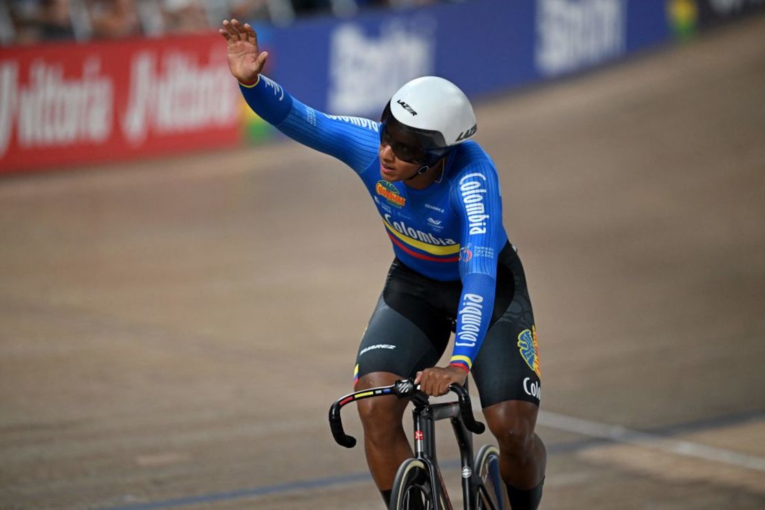 El colombiano Kevin Quintero celebra su victoria en la carrera final del keirin élite masculino en el velódromo Sir Chris Hoy durante el Campeonato Mundial de Ciclismo de la UCI en Glasgow, Escocia, el 9 de agosto de 2023.